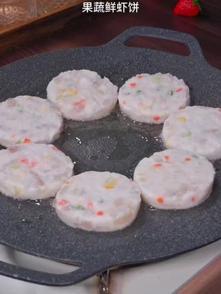 秋天孩子的营养可得跟上,所以我经常给我家两儿子做这个果蔬鲜虾饼!鲜嫩多汁,营养又美味,小朋友特别喜欢吃的!#早餐饼 #蔬菜虾仁饼 #早餐吃什么 #宝宝爱吃 #虾饼