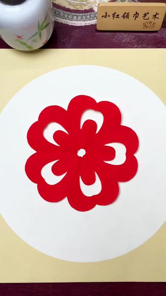新手也能剪好看的国风窗花 #创作灵感 随便剪几刀,轻松上手!谁知道这是几折法呀?🥰💕🎊#国风剪纸 #窗花剪纸教程 #非遗手工剪纸艺术 #治愈系手作