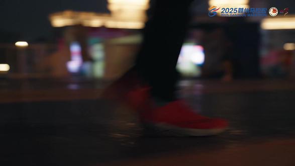 #赣州马拉松 当冲锋号响彻赣南大地,向前每一步都在对话历史,每一滴汗水都闪耀着新时代的长征精神。#新长征再出发 赣马赛道上,奔涌的不只是脚步,更是从未熄灭的燎原星火。