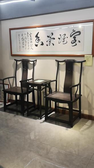 紫光檀介绍紫光檀在五属八类国际标准红木中属黑酸枝类名为东非黑黄檀,俗称犀牛角紫檀,主要分布地区,非洲东部物理性能:材质重,硬度很高,强度,抗震性能高,抗腐蚀性高,非常稳定,不易翘曲变形。气干密度1.28--1.33g/立方厘米,是当今最硬的木材。心材深紫褐色至近黑色,带黑条纹。其切面滑润,棕眼稀少,肌理紧密,油质厚重。木纹清晰而富有变化,被人们称为“帝王之木”。用紫光檀制作器物,无需上漆,便显现出一种幽幽的自然光泽,鲜艳无比。紫光檀变化莫测的黑色花纹似名山大川,如行云流水,胜碧玉琼瑶,令印象派大师自叹不如。紫光檀生长极为缓慢,产量极为稀少,一棵紫光檀要生长800年以上才可使用,逾千年方可成材,而且”十檀九空”,出材率公认为百分之二十,自古以来就有寸檀寸金的说法。因此,紫光擅是地球上最名贵,最稀少的木种之一。深沉和静穆的紫光檀,是一般红木所不及的,但真正的大工厂还不愿碰它,因为加工很困难,人工费高昂,成本特高,下一个巨幅增值的对象就是紫光檀了。2016年国际G20峰会20个国家元首开会时坐的椅就是紫光檀椅称之为元首椅。2016年9日24日在南非约翰内斯堡举行(频危野生动植物种国际贸易公约)第17次缔约大会上,紫光檀下被列入二级频危野生植物,紫光擅能成材本来就不多,能做沙发的材更为稀少…