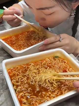 #八道泡面 怪不得泡菜国的人这么爱吃泡面 原来她们的泡面这么好吃呀#泡面推荐