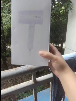 飞科吹风机!不仅颜值好还实用,可折叠方便收纳!可调节大风小风不伤头发!我觉得一档风力足够吹头发了!挺不错的!