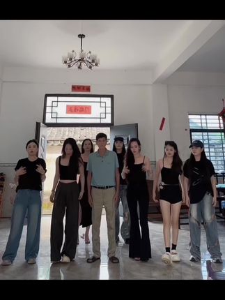说要带他拍视频,特地换了一身衣服,自己再去厕所弄了个发型👨💼#跟老爸拍抖音 @妍妍~呐 @妍妍在