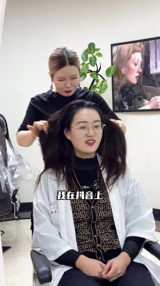 从“路人感长卷发”到“氛围感初恋头”谁剪谁好看! 长卷发贴头皮显脸大?这款氛围感层次中短发,重点就是头顶做蓬松纹理,修饰脸型,发尾做自然内扣,既能遮住下颌线还能显得人温柔气质!关键是轻松打理,自然吹干即可出门,手残党也能轻松驾驭!#发型设计 #懂你的发型师 #层次锁骨发 #美出高级感 #素人改造 @抖音小助手 @抖音创作小助手 @DOU+小助手