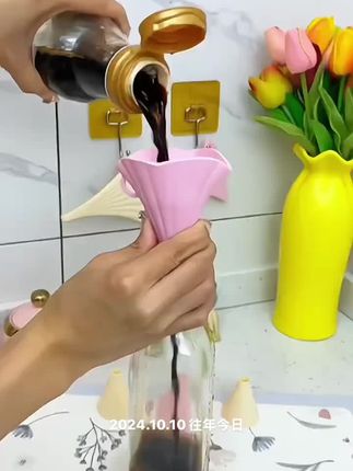 这个小东西用起来可太顺手了!它是可以折叠的漏斗,平时倒油总是无处下手,用它就能轻松搞定啦!而且不管是大瓶子还是小瓶子都能用#折叠漏斗 #硅胶漏斗 #奶油风漏斗 #家用漏斗 #厨房好物