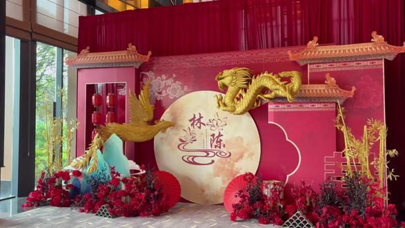 ❤️ 喜逢良缘!
热烈欢迎李佳岷老师
为新人主持浪漫婚礼盛典!
唐风雅筑映初心,盛世开元遇知音。
愿爱如初,幸福满庭!
#婚宴酒店 #重庆主持人李佳岷 #兴国婚礼 #抖音小助手 #中式婚礼