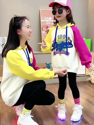 从小精心培养出来的孩子,在别人眼里穿抹布都好看的,气质这东西,三分长相七分靠妈妈#每日童装穿搭分享 #潮酷穿搭 #潮童穿搭 #生女儿就要这样穿 #女童套装