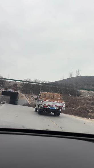 前面的大哥你车上拉的是什么