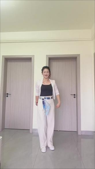 来了来了,暖暖快来看我跳得好看吗😂😂#跳舞使我快乐 #那年夏天 #零基础学舞蹈