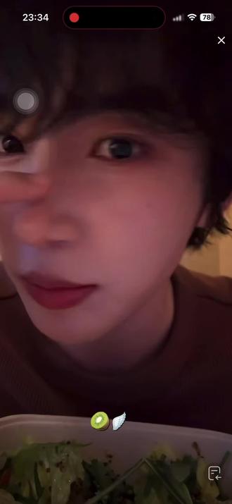 翅翅又来开播啦❗️❗️❗️
今天是吃播😋哈哈
沙拉,嚼嚼嚼~嚼嚼嚼~
#张翅#吃播#直播#夜宵 #郁天冬