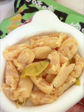 每个泡椒鸡脚筋都是去骨留筋的,酸辣脆爽,咯吱咯吱的好吃到停不下来!#饱咕噜 #泡椒鸡脚筋 #鸡脚筋 #好吃到停不下来 #零食推荐