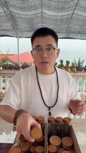 土沉香、思櫑木越是了解越是喜欢,真是一些被低估的养生宝贝;给大家简单介绍下,想要详细了解的好朋友,找客服要一些资料,电子版或者纸质的都可以,相信大家看了后会跟我一样喜欢的。 #手串 #沉香 #养生