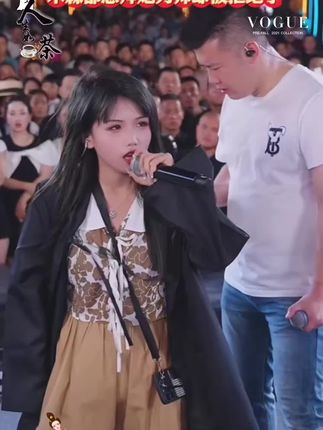 黑风寨的黑寡妇全网喊麦第一人 直言挑战木森团队喊麦所有人。#木森 #木森大舞台 #木森大舞台有才你就来 #神级现场 #dou上热门