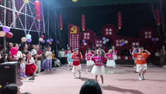 🎉六一到,快乐冒泡!超燃的舞蹈完整版来啦👯!小朋友们活力四射,像灵动小精灵🧚,在舞台上尽情蹦跶。欢快的节奏,动感的舞姿,每一个动作都萌化人心🥰。跟着音乐一起摇摆,感受这纯真又热烈的节日氛围🎊。别犹豫,快来一起欣赏这场超精彩的六一舞蹈盛宴👏!
#六一舞蹈 #儿童舞蹈 #完整版舞蹈 #活力六一 #欢乐舞台