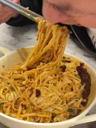 特别香的辣子鸡拌面,在家里煮一包,真的太好好吃 比外面还便宜很多