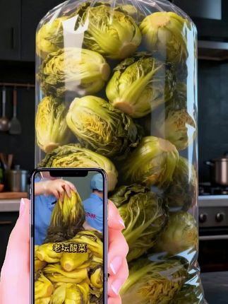 一开袋就被这贵州老坛酸菜的品相惊艳,菜叶色泽黄绿透亮,带着自然发酵的光泽,绝非工业速制的暗沉模样。每一片都切得大小均匀,叶片完整无碎渣,无论是直接当佐餐小菜,还是用来炒肉丝、煮酸菜鱼,都相当不错,。炒煮后依然能保持一定的脆感,不会一炖就烂,能把酸香融入汤汁里,让整道菜的风味瞬间升级。#舌尖美味 #贵州酸菜 #酸菜鱼 #酸菜 #超便宜超划算 @DOU+小助手 @DOU+上热门