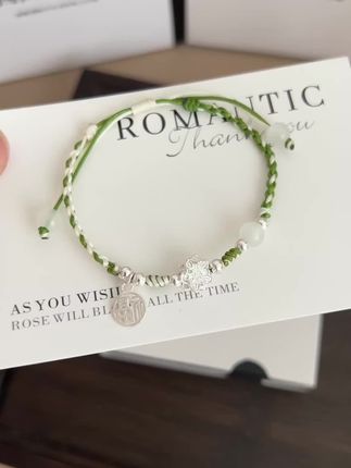 “风来听风,雨来听雨,人生百味随意就好。不必追赶,不必慌张,让日子自然流淌。🌸🌺🌷”#创意编绳 #今日分享 #原创手作 #时尚饰品