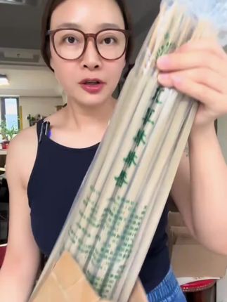 夏日蚊虫苍蝇,就点艾草蚊香棒,夏季驱蚊最经济实用的方法是点上一根艾草蚊香棒#艾草蚊香