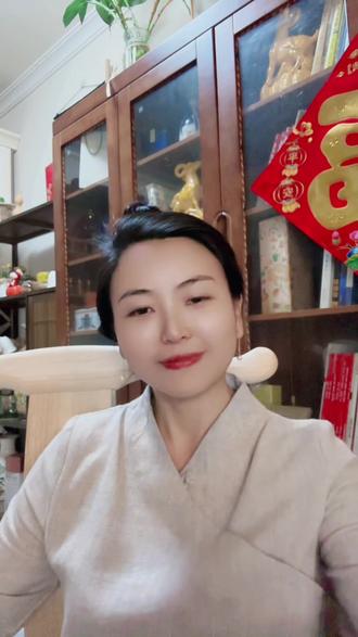 今天我们接着讲《中庸》。
原文:天下之达道五,所以行之者三。曰:君臣也,父子也,夫妇也,昆弟也,朋友之交也,五者天下之达道也。知(zhì),仁,勇,三者天下之达德也,所以行之者一也。或生而知之,或学而知之,或困而知之,及其知之一也。或安而行之,或利而行之,或勉强而行之,及其成功,一也。
大概意思是讲:孔子说:“普天下的大道有五种,是哪五种呢?就是君臣、父子、夫妇、兄弟、朋友之交。实践大道的美德有三种,是哪三种呢?就是智慧、仁爱和英勇。用三种美德去践行五种大道,首先要坚守一个“诚”字。有的人生来就通晓大道,有的人通过学习才通晓大道,有的人经历过困惑后才通晓大道;无论是怎样通晓的道,最终领悟后,对道的认知都是一样的。有的人从容不迫地实行大道,有的人本着利害关系去实行大道,有的人勉强去实行大道,最终成功的时候,其显现的结果是一样的。”#原创作品 #四书五经#中庸#大学#素书