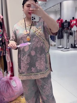 深圳90-260斤新中式国风套装重工苗绣太太服两件套冰凉丝缎 #大码女装 #微胖穿搭 #显瘦穿搭 #大码胖MM搭配 #胖mm穿搭 ,这个颜色好特别呀💕好显贵👍