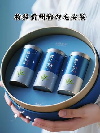 被问爆的都匀毛尖!春天的鲜爽全在这杯里🌱 谁还没试过贵州的都匀毛尖啊!喝一口直接把春天的清甜锁在嘴里~ 干茶是细细的墨绿色条索,还裹着一层小绒毛,看着就很新鲜。用80℃热水冲泡,茶香立马窜出来,是那种很清爽的兰花香,一点不闷。茶汤是透亮的浅黄绿色,入口超鲜,带着淡淡的回甘,咽下去后喉咙还润润的,完全没有涩感。 早上配包子、下午配小饼干都超搭,解腻又提神。装在白瓷杯里拍照,茶叶在水里舒展的样子超治愈,发圈秒获满屏夸赞! 爱喝鲜爽绿茶的姐妹,这款都匀毛尖闭眼入,喝完还想囤!#都匀毛尖 #原创视频 #茶生活 #茶叶 #无限回购的宝藏单品