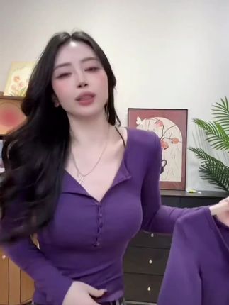 2025秋季辣妹性感小心机V领上衣女纯欲修身显瘦纽扣长袖T恤打底衫