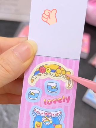 终于收到心心念念的#拉布布豆豆本 我女儿拿到手中再也不撒手#拉布布贴纸 #豆豆本 #无限回购的宝藏单品 #在抖音入手的好东西 @DOU+上热门