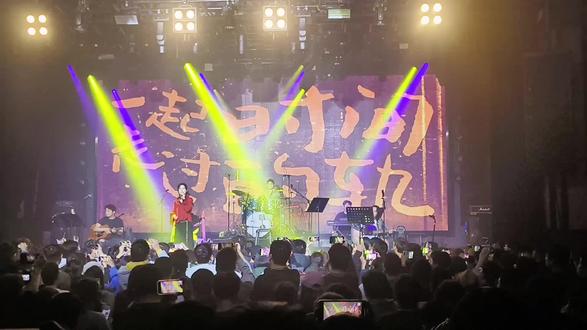 还有一个《差三岁》
爱到最初是情怀😔
#音乐现场 #jam阿敬