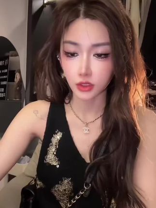重工亮片高级感V领针织背心女夏季黑金设计马甲上衣#看过来 #快来看看 #哒哒哒就哒哒哒变美了 #努力成为更好的自己 #针织背心