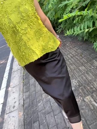 不主动,怕失去你,太主动,怕自作多情,伸手怕犯错,缩手怕错过,多一点怕打扰,少一点怕遗憾,,。我很想见你,但我清楚的知道,只有你想见我的时候,我们的见面才有意义 #穿搭是为了取悦自己 #国风上衣 #半身裙 #面料舒适透气