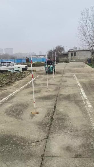 绕桩简便方法
不看杆,用余光
#考驾照#摩托车驾照#D照 #三轮车 #驾考一把过