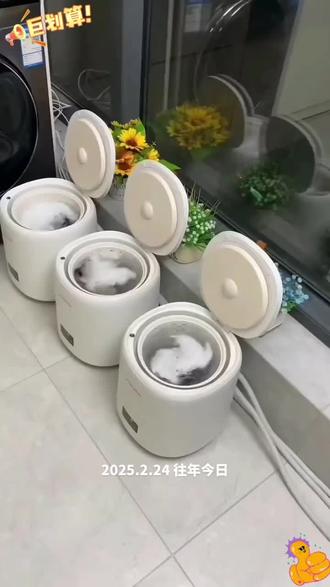 家里有了宝宝之后,换洗的内衣裤实在是太多了,手洗真的太麻烦了,于是就入手了这个迷你洗衣机。它是全自动的,只需要把脏衣服放进去,倒上洗衣液,一键开启就可以了,特别适合懒人。而且它的体积小巧,放在哪里都不占地方,用完之后直接挂起来就行,很方便。#小型洗衣机#迷你洗衣机#迷你洗衣机洗脱一体 #非常方便实用 #好不好用你们说了算