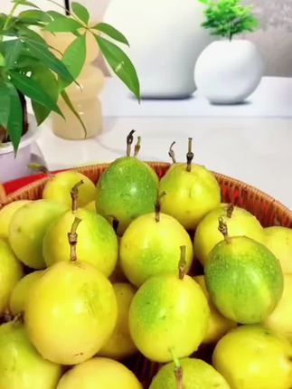 姐妹们,你们吃过这种纯甜不酸的百香果吗?它就是钦蜜9号黄金百香果,真的是巨好吃,我一口气都能吃七八个,它的果肉特别饱满,一口下去满嘴爆汁的感觉,而且它是那种纯甜的味道,一点酸味都没有,真的太绝了!喜欢吃百香果的一定要尝一下这个味道,相信我,绝对不会让你们失望的。#百香果 #新鲜水果 #好吃不贵经济实惠 #无限回购的宝藏单品 #超便宜超划算