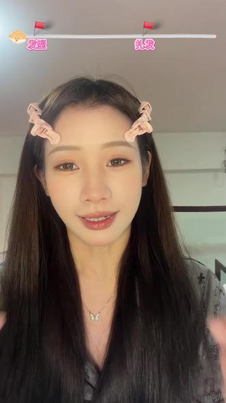 过年必备🧨王玉雯同款垂耳兔卷发! 王姐的卷发新造型也太甜了吧!慵懒卷发+俏皮兔耳,妥妥的富家千金感!
用对工具真的5分钟就能搞定!
STEP 1:抚平毛躁,打造光泽感
用卷发棒的直发梳模式,把头发梳顺梳亮,美女发质的基础就有了!
STEP 2:卷出韩系氛围感
换上38mm卷发头,分片夹头发,口诀:卷放拉卷放拉,重复全头,轻松得到整齐又慵懒的大卷。
STEP 3:蓬松发根,打造高颅顶
换上造型风嘴,扁塌头顶瞬间“拔地而起”,头包脸效果拿捏。
STEP 4:点睛“兔耳朵”扎法
中分后,在嘴角-眼尾延长线位置取三指厚头发,向上推松后一字夹固定,再用小抓夹支撑,慵懒感兔耳朵立刻出现!
STEP 5:细节处理
最后用余温卷一下鬓角和刘海碎发,整个造型就超级完整啦!
#手残党也能学会的发型 #卷发教程 #王玉雯 #抖音年味争霸赛 #随时随地标记一下