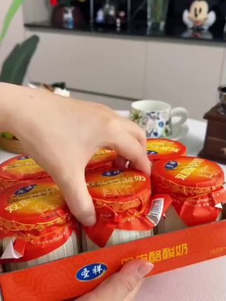 #酸奶 #双皮奶酸奶 #好喝到停不下来 #清爽解腻 #零食推荐 像布丁一样的酸奶,空闲来一杯解腻又美味