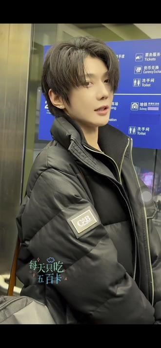 #生图live #郝熠然 #我担秒了全世界 #新年快乐 回北京和爸爸、妈妈一起过年。享受家人团聚的温馨与快乐。祝大家新春愉快,身体健康!