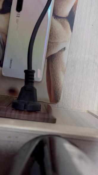 ##热门 #拆机 #修手机 华为P30换电池,大部分手机通用的换电池的方法