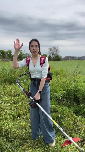 大哥们看过来了,今天给大哥们介绍一款铂鑫家四冲程汽油割草机。#割草机 #园林工具 #户外割草神器 #割草机使用 #割草