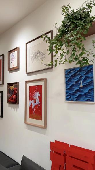 装修的边角料别扔!DIY+手绘,拥有一墙装饰
普通人也能DIY一整面沙发背景墙,低成本打造专属治愈角落。
我和老公学生时期都是美术生,没有专业包袱,只剩满心热爱,动手装点小家,让每一处都充满温度。
改造超简单,新手零失败。先在纸上规划相框布局,比对好再上墙,轻松不踩雷;置物台用装修剩余木板拼接,零成本废物利用;立体木块装饰裁切边角料就能做,省钱又好看;再画几笔简约儿童插画,手残党也能轻松上手。
墙上每一件都是全家的心血:儿子画的童趣坦克、老公雕的悬浮小船、松果装饰画、爆款睡衣小孩、寓意满满的“马上有钱”丙烯画,件件藏着故事。
最后摆上绿植点缀,氛围感直接拉满。不用买昂贵装饰,亲手打造的背景墙独一无二,普通家庭也能拥有温馨又特别的小家!#去客厅化#沙发背景墙 #沙发背景墙装饰画 #空间美学 #自己的小窝