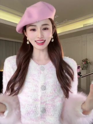 韩韩IU【香雪极光】时尚优雅复古雅致狐狸毛下摆渐变圆领宽松开衫#每日穿搭 #温柔穿搭 #穿搭穿搭 #漂亮衣服