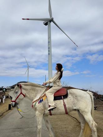 宁海限定山野浪漫,没有城市喧嚣,只有山野、风车、美食和自由。发呆、拍照、约会、遛娃都超合适。
#天之野营地 #侬好传媒 #山顶露营 #看日出日落 #骑马拍照