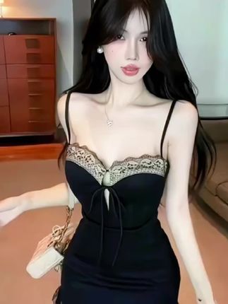 2025年夏季新品黑色蕾丝拼接吊带连衣裙女性感修身显瘦包臀短裙