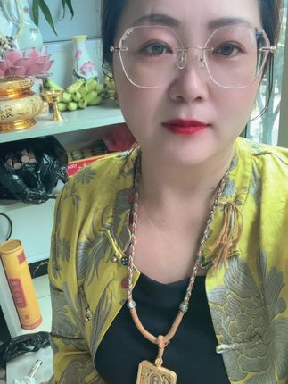 别人都在认真演,就你不入戏,当虚伪成为一种常态,清醒便是罪过。