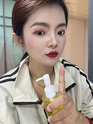 谁说经常浓妆皮肤会变差会粗糙会长粉刺的?那是因为你卸妆产品没选对、底妆不卸干净导致毛孔堵塞、才是皮肤变差的罪魁祸首!至从用了这个梦希蓝卸妆油、皮肤真的越来越细腻了、#卸妆油