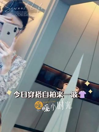 碎花真的是夏天里不可或缺的一个元素,特别有生命力、有活力!这件衣服是那种淡淡的绿,很清爽,很透气,夏天穿起来完全不会闷热。版型又是这种宽宽松松的,非常遮肉显瘦,长度也刚好合适,可以搭配短裤、牛仔短裤或者半身裙,都非常好看。