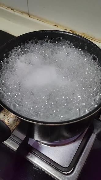 近三个月流感,甲流,支原体肺炎,各种上呼吸道疾病强势袭来~口罩时代又来临了。这个米汤鸡蛋茶有助于恢复元气,引火下行。感冒发烧的人最好每天两碗。#支原体肺炎 #食疗 #养生 #发烧 #感冒