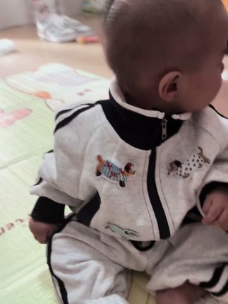 懂事的妈妈已经开始给宝宝准备入秋的衣服啦啦!