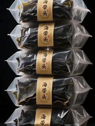 来自深海的海带头,是海带中最为肥厚的精华所在。它带着大海满满的诚意,奔赴餐桌。深褐色的外表下,蕴藏着大量的碘和丰富营养。质地厚实,经过炖煮,变得软糯弹牙 。, 用它来煲排骨汤,简直是黄金搭档。海带头融入汤中,为排骨汤增添了独特的海洋鲜味。炖好的汤,鲜香扑鼻,滋味醇厚。每一口汤都饱含鲜美,海带头软糯细腻,排骨肉香四溢 。, 眼下这季节,不妨多为家人炖上几锅海带头排骨汤。暖身又暖心,让家人在美味中感受营养与关怀。#海带头 #大海的馈赠 #舌尖上的美味 #煲汤爱好者 #营养美味