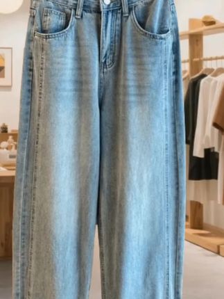 2025新款水洗做旧蓝色直筒牛仔裤,专为女生设计的宽松休闲款,藏肉显瘦力满分!经典靛蓝水洗工艺,自然做旧纹理自带复古滤镜,膝盖处微妙磨白处理更添随性。高腰版型贴合腰线,轻松遮胯藏小腹,直筒阔腿剪裁从大腿延伸至脚踝,完美修饰腿型,小个子也能穿出修长感。棉质混纺面料柔软透气,日常通勤或周末出游都合适,搭配T恤、卫衣都出彩,百搭又实穿的年度必入款!