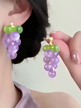 水灵灵的像刚从藤上摘下来的葡萄串耳环 戴耳上超显白,配小裙子、T恤都绝,被问爆链接的甜酷耳饰,葡萄脑袋狂喜#耳饰搭配 #精美耳饰 #美出高级感 #美出新高度 #高级感